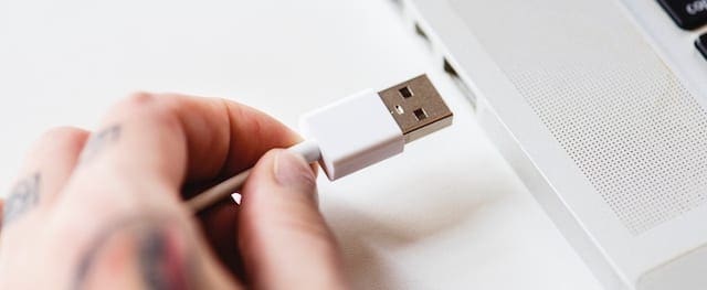 USB-кабель, идущий в порт