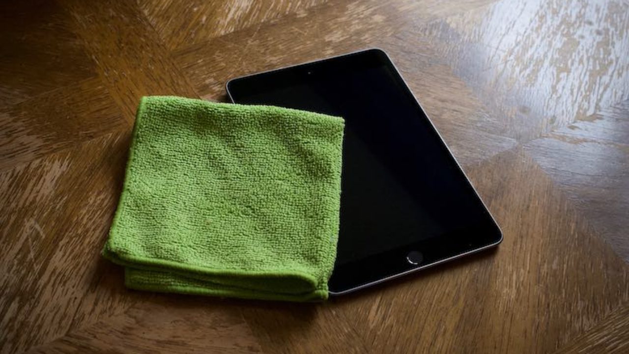 How to clean your iPad Screen - AppleToolBox