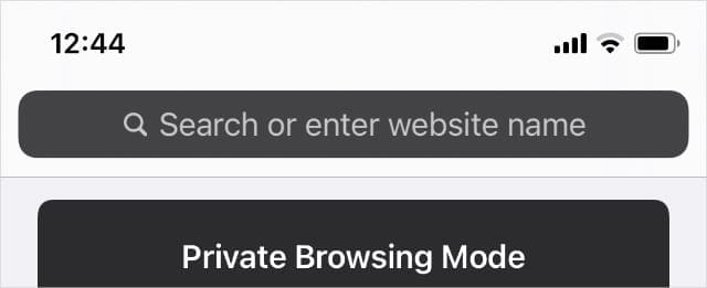 Режим приватного просмотра с темно-серой панелью поиска в Safari на iPhone