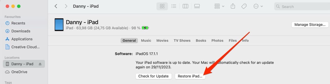 The button for restoring your iPad in the Finder app
