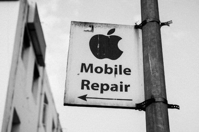 Signo de tienda de reparación de móviles de Apple.