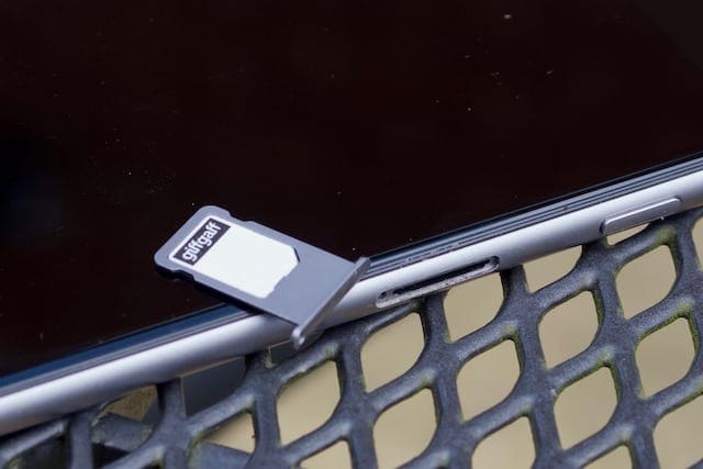 Bandeja SIM retirada del iPhone dañado por el agua.