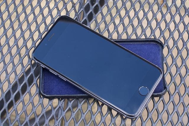 iPhone 6S на чехле после падения в воду
