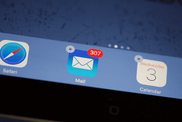 emails shwoign up on iphone but not mac email client