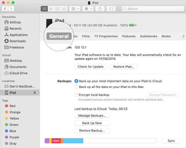 Вкладка Общие в Finder для синхронизации подключенного iPhone или iPad в macOS Catalina