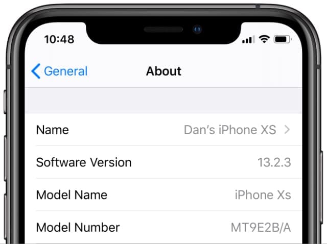 iPhone XS показывает экран настроек Общие сведения с версией программного обеспечения и номером модели