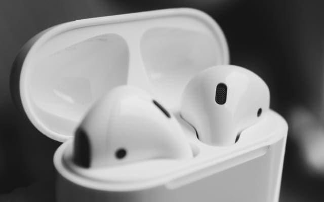 충전 케이스에 담긴 AirPods 클로즈업