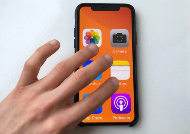 iPhone zoomed in tapping with three fingers