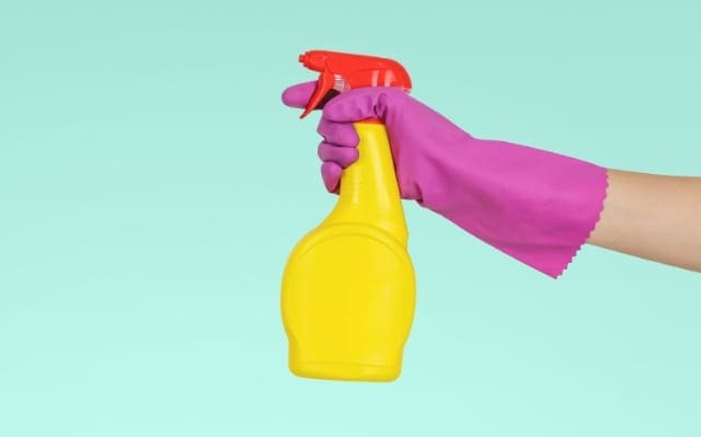 Cleaning spray