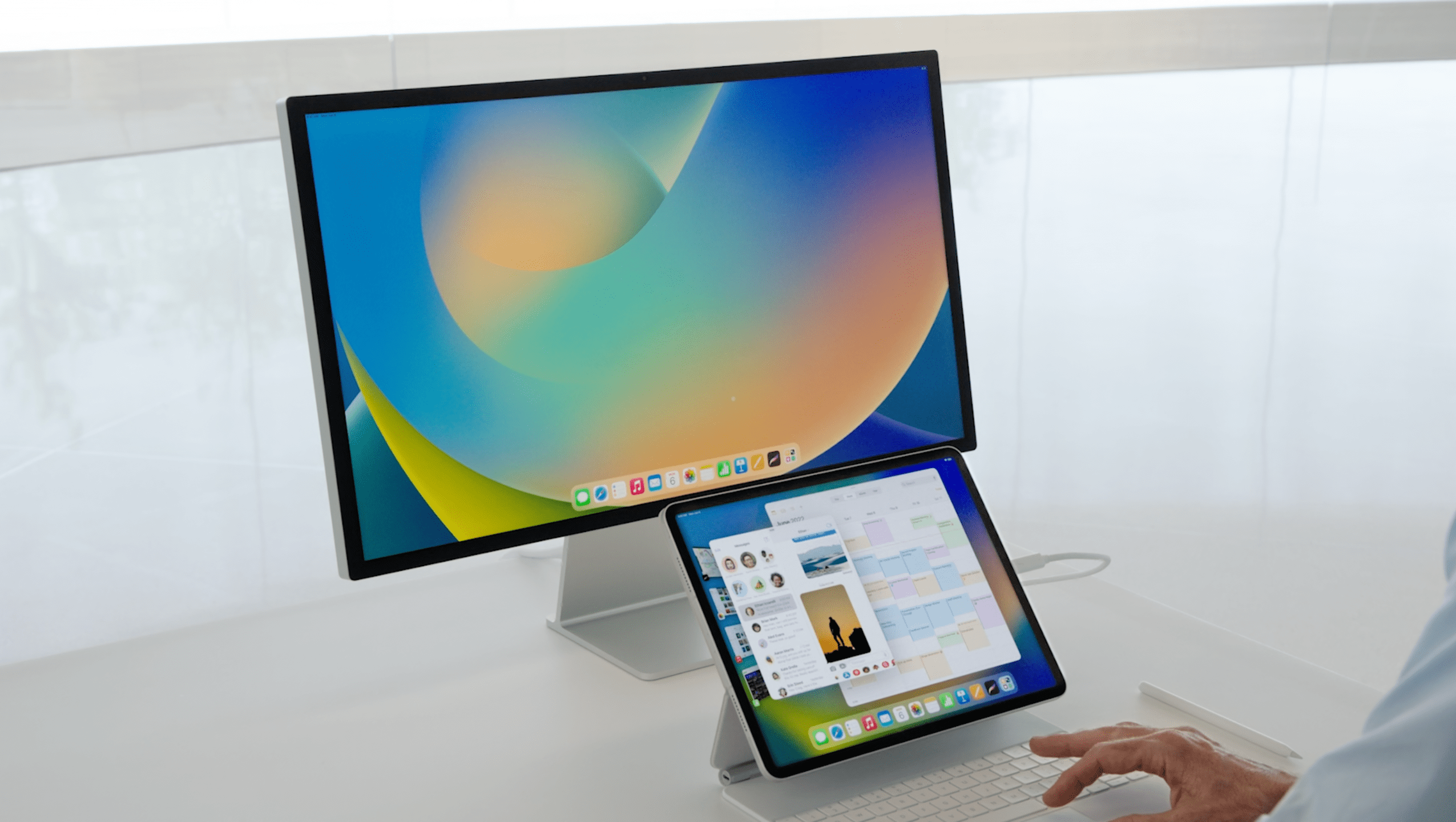 iPadOS 16 WWDC 22 Stage Manager iPad Multitasking - 4