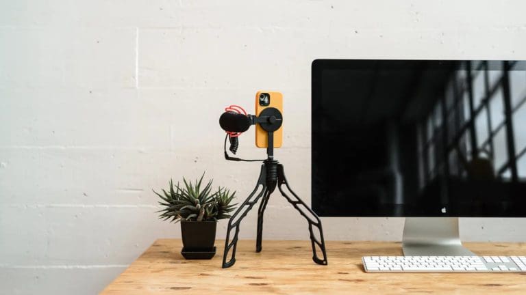 How to Use Desk View With iOS 16 and macOS Ventura - AppleToolBox